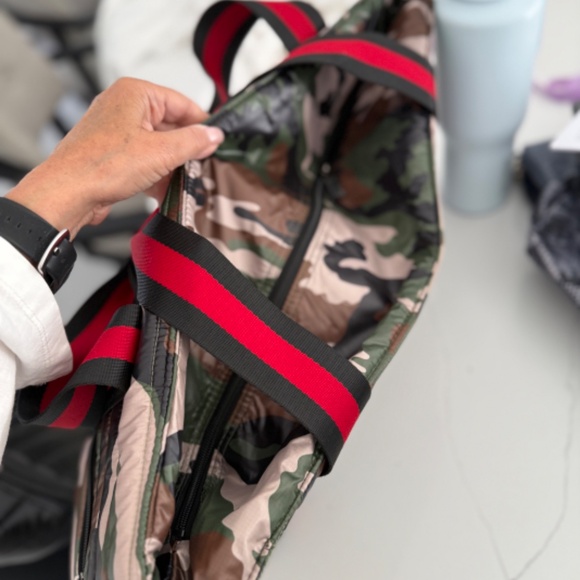 Think Royln Large Jetset Wingman Travel Bag Olive Green Camouflage NWT - Picture 9 of 11